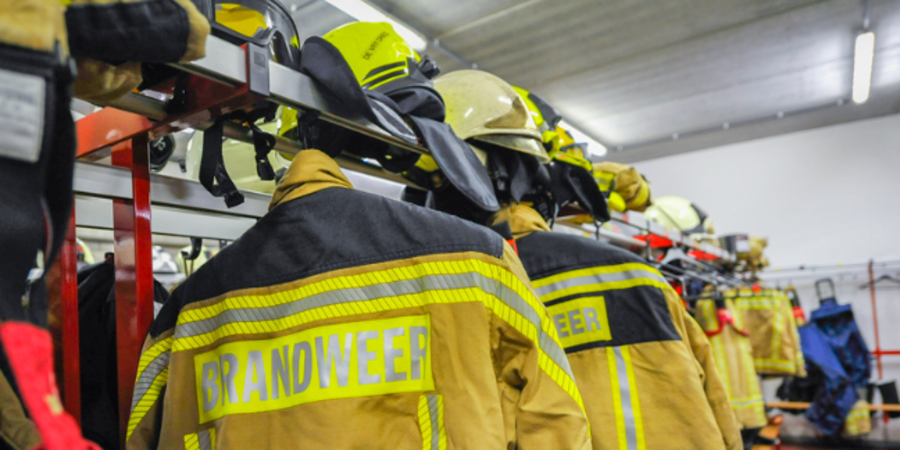 brandweerjassen op kapstok